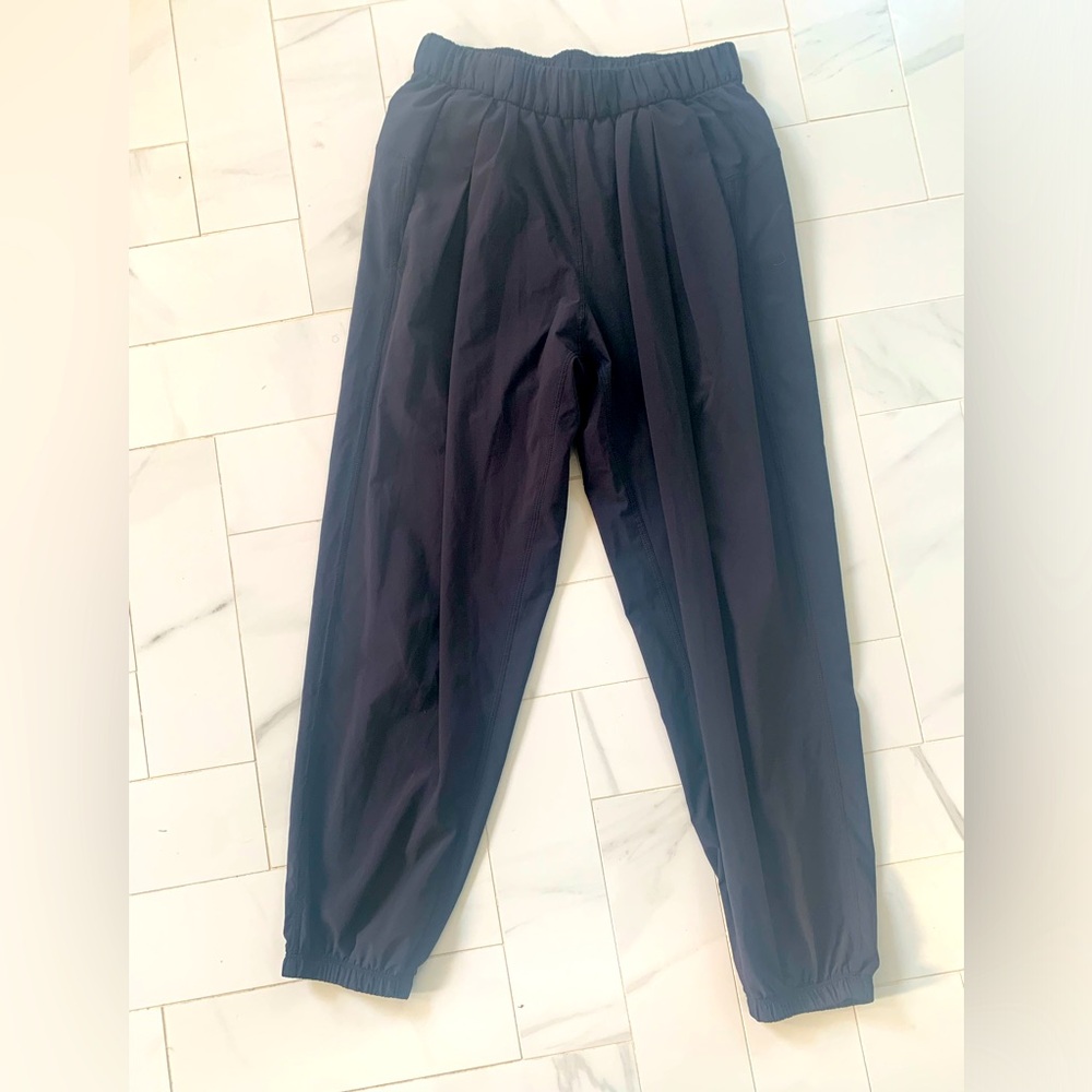 Lululemon black parachute pants size small perfect condition